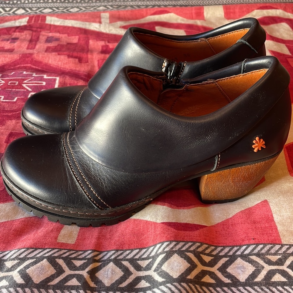 ART COMPANY Elegant Black Leather Mules with Wooden Heel